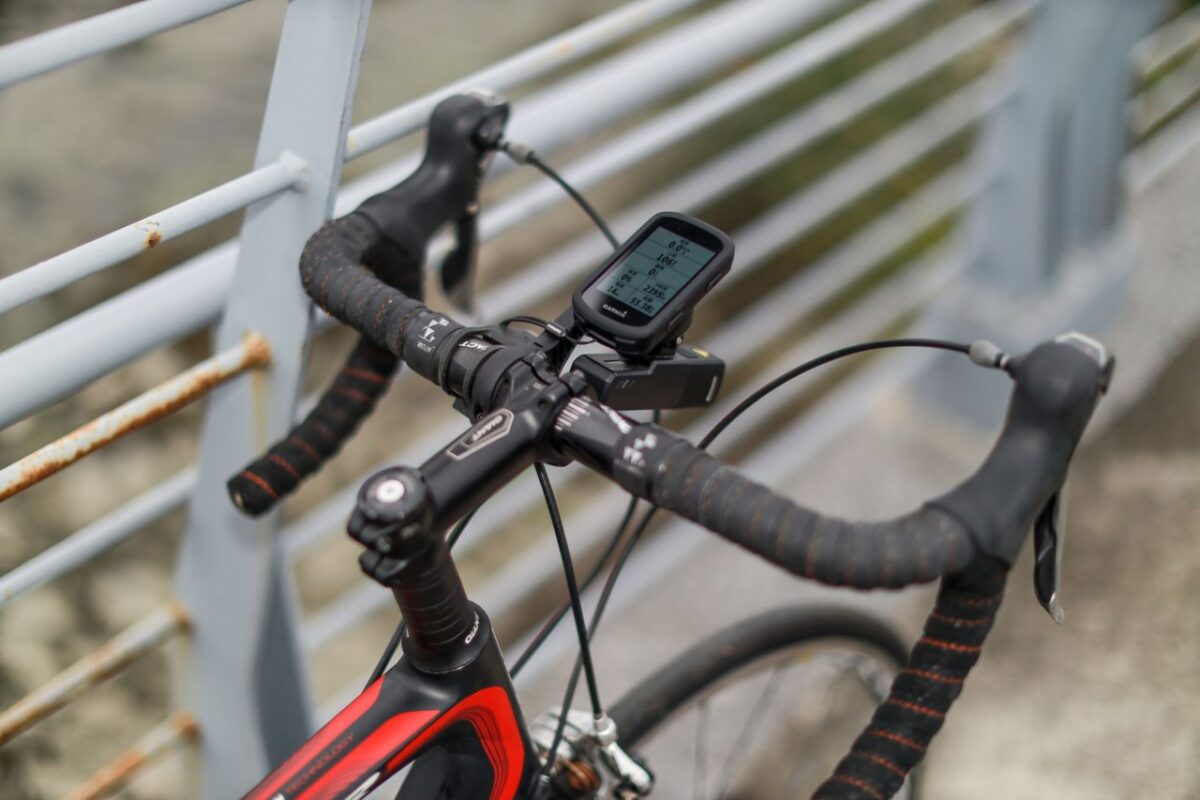 Offres Close-up of a bicycle handlebar with a bike computer in Taipei's urban setting.